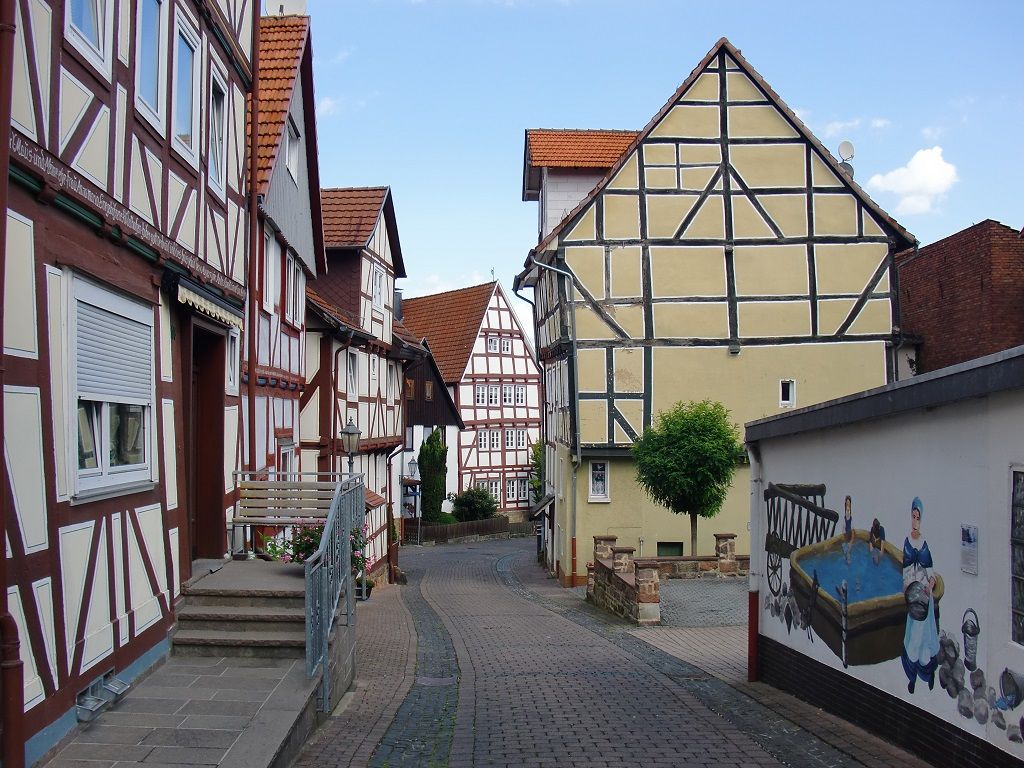 Seitengasse in der Fachwerk-Altstadt Bad Wildungen. An einer Häuserwand sind die Waschfrauen zu sehen, zu denen mal eine Führung angeboten wurden