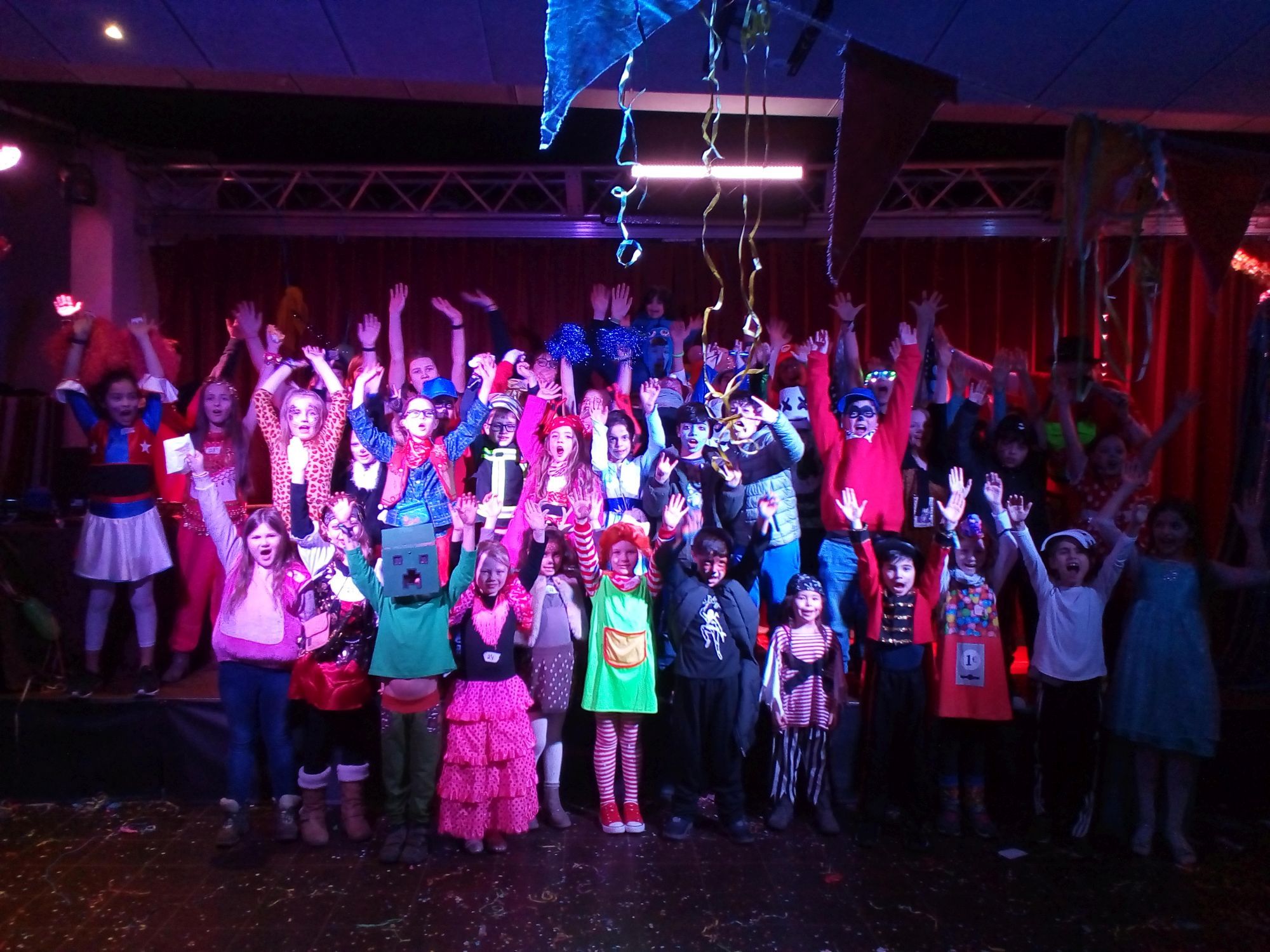 Faschingsparty im Jugendhaus Bad Wildungen, dort sind mehrere geschminkte und kostümierte Kinder zu sehen