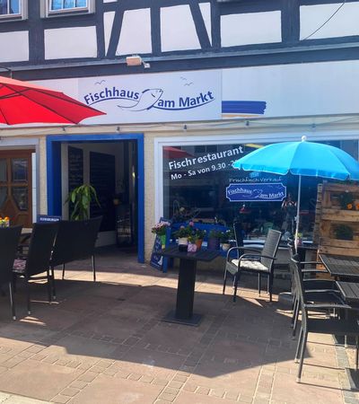 Außenansicht des Eingangsbereichs und der Terrasse des Restaurants Fischhaus am Markt