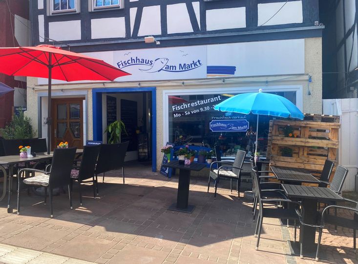 Außenansicht des Eingangsbereichs und der Terrasse des Restaurants Fischhaus am Markt