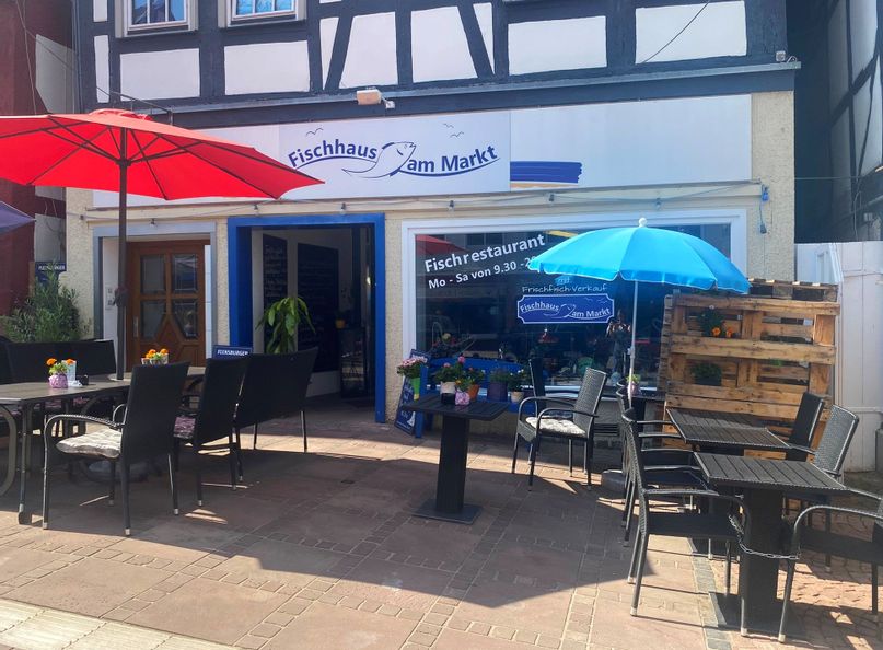 Außenansicht des Eingangsbereichs und der Terrasse des Restaurants Fischhaus am Markt