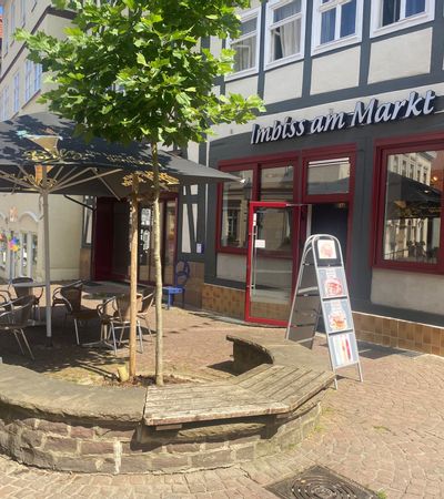 Außenansicht des Eingangsbereichs und der Terrasse Imbiss am Markt