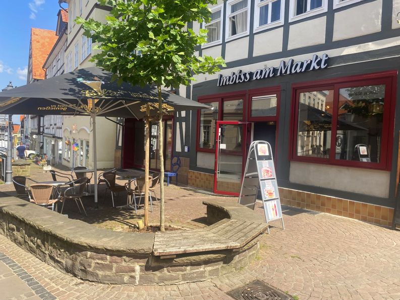 Außenansicht des Eingangsbereichs und der Terrasse Imbiss am Markt