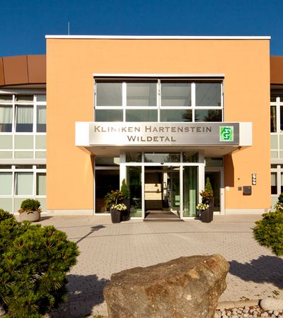 Außenansicht des Gebäudes und Eingangs der Klinik Hartenstein Wildetal