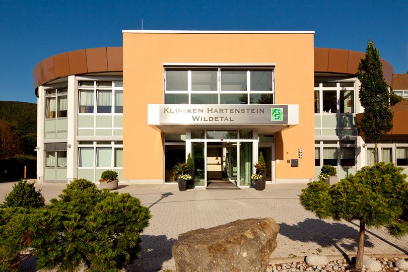Außenansicht des Gebäudes und Eingangs der Klinik Hartenstein Wildetal