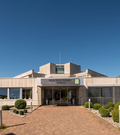 Eingangsbereich der Klinik Quellental, die zum Verbund der Kliniken Hartenstein gehört