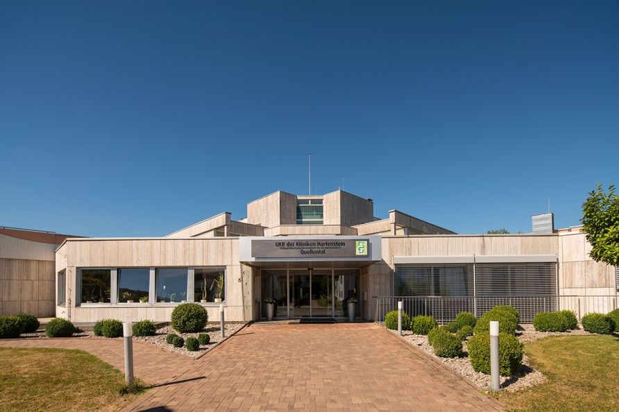 Eingangsbereich der Klinik Quellental, die zum Verbund der Kliniken Hartenstein gehört