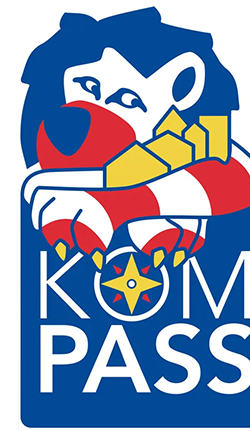 Der Schriftzug "Kompass" mit einem Kompass anstelle des O. Darüber ein rot-weiß gestreifter Löwe.