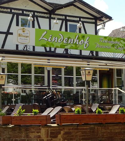 Außenansicht des Eingangsbereichs und der Terrasse des Restaurants & Cafés Lindenhof