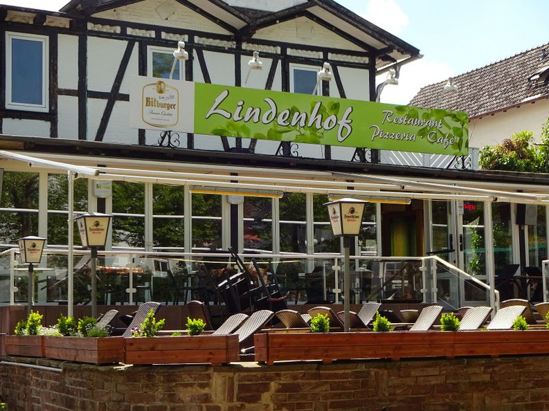 Außenansicht des Eingangsbereichs und der Terrasse des Restaurants & Cafés Lindenhof