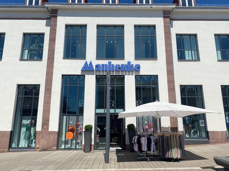Außenansicht des Eingangs von Manhenke.