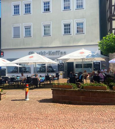Außenansicht des Eingangsbereichs und der Terrasse des Markt-Kaffees