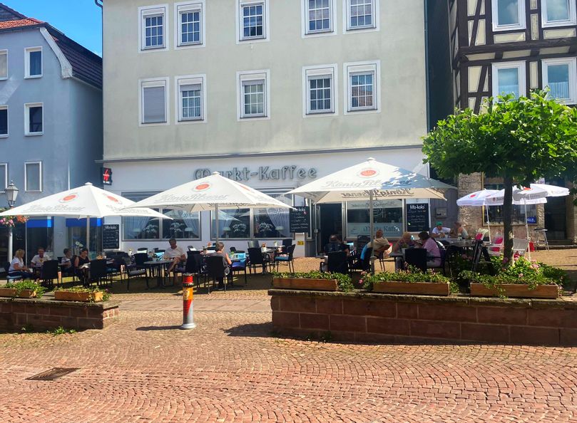 Außenansicht des Eingangsbereichs und der Terrasse des Markt-Kaffees