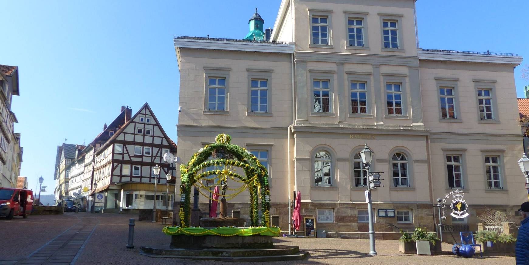 Außenaufnahme des Rathauses Bad Wildungen mit österlichem Schmuck am Marktplatzbrunnens