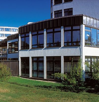 Blick auf das Gebäude und einen Teil der Außenanlage der Parkland-Klinik Bad Wildungen