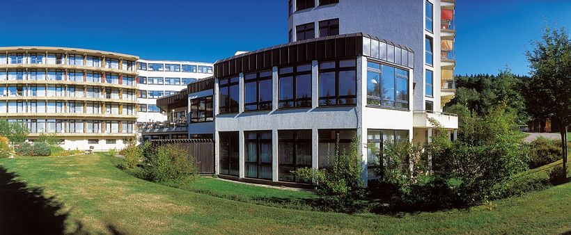 Blick auf das Gebäude und einen Teil der Außenanlage der Parkland-Klinik Bad Wildungen