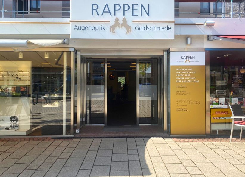 Außenansicht des Eingangs der Augenoptik und Goldschmiede Rappen.