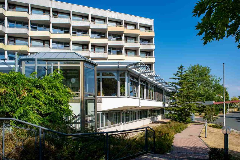 Blick auf das Gebäude der Rheumaklinik der Deutschen Rentenversicherung Oldenburg-Bremen Bad Wildungen