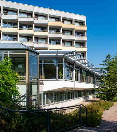 Blick auf das Gebäude der Rheumaklinik der Deutschen Rentenversicherung Oldenburg-Bremen Bad Wildungen