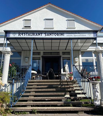 Außenansicht des Eingangsbereichs des Restaurants Santorini.