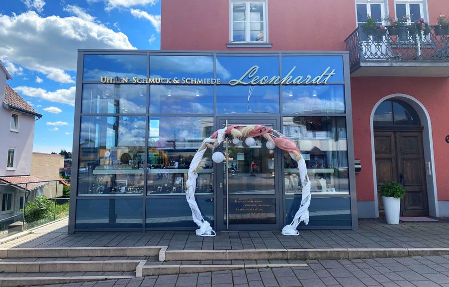 Außenansicht des Eingangs von Uhren Schmuck und Schmiede Leonhardt