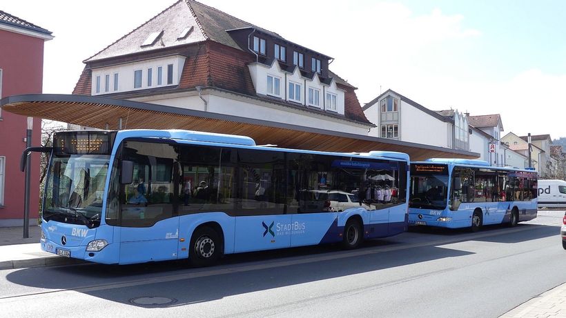 Stadtbusse der BKW Bad Wildungen an der Haltestelle "Treffpunkt"