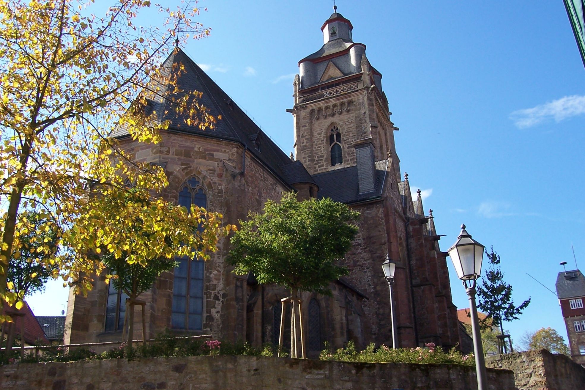 Stadtkirche Bad Wildungen von außen bei sonnigem Wetter.