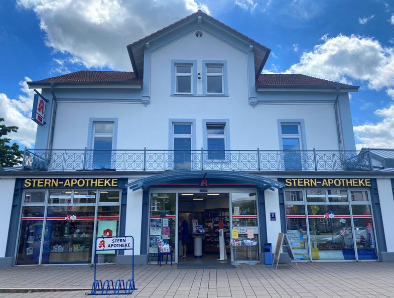 Außenansicht des Eingangs von der Stern-Apotheke
