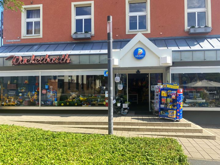 Außenansicht des Eingangs von Spielwaren Wackerbarth
