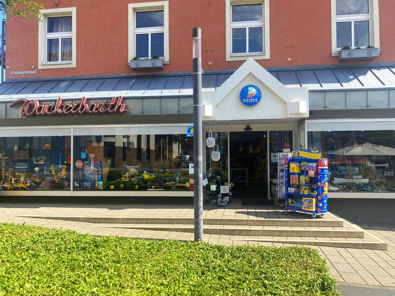Außenansicht des Eingangs von Spielwaren Wackerbarth