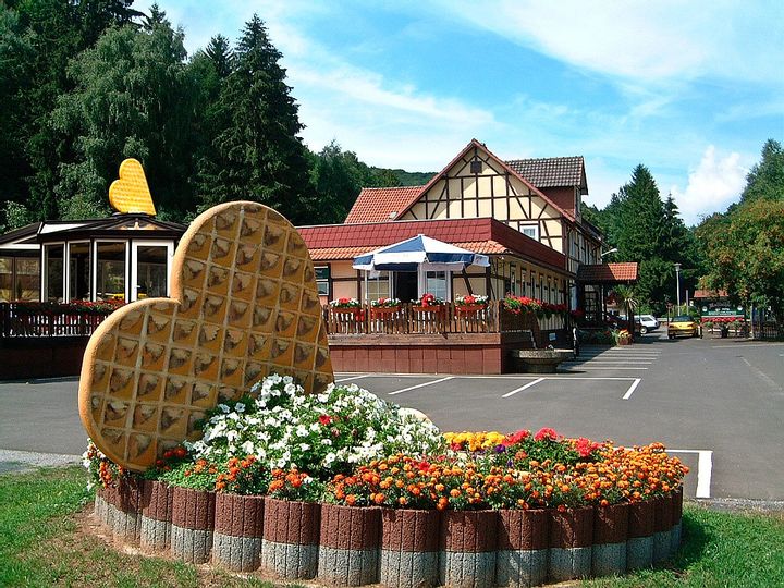 Außenaufnahme der Gastronomie "Das Waffelhaus" im Bad Wildunger Stadtteil Reitzenhagen