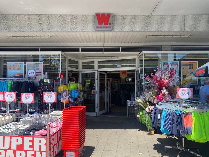 Blick auf den Eingang des Woolworth in Bad Wildungen bei sonnigem Wetter.