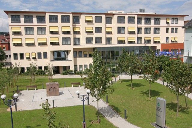 Blick auf das Gebäude und einen Teil des Außengeländes der Asklepios Stadtklinik Bad Wildungen