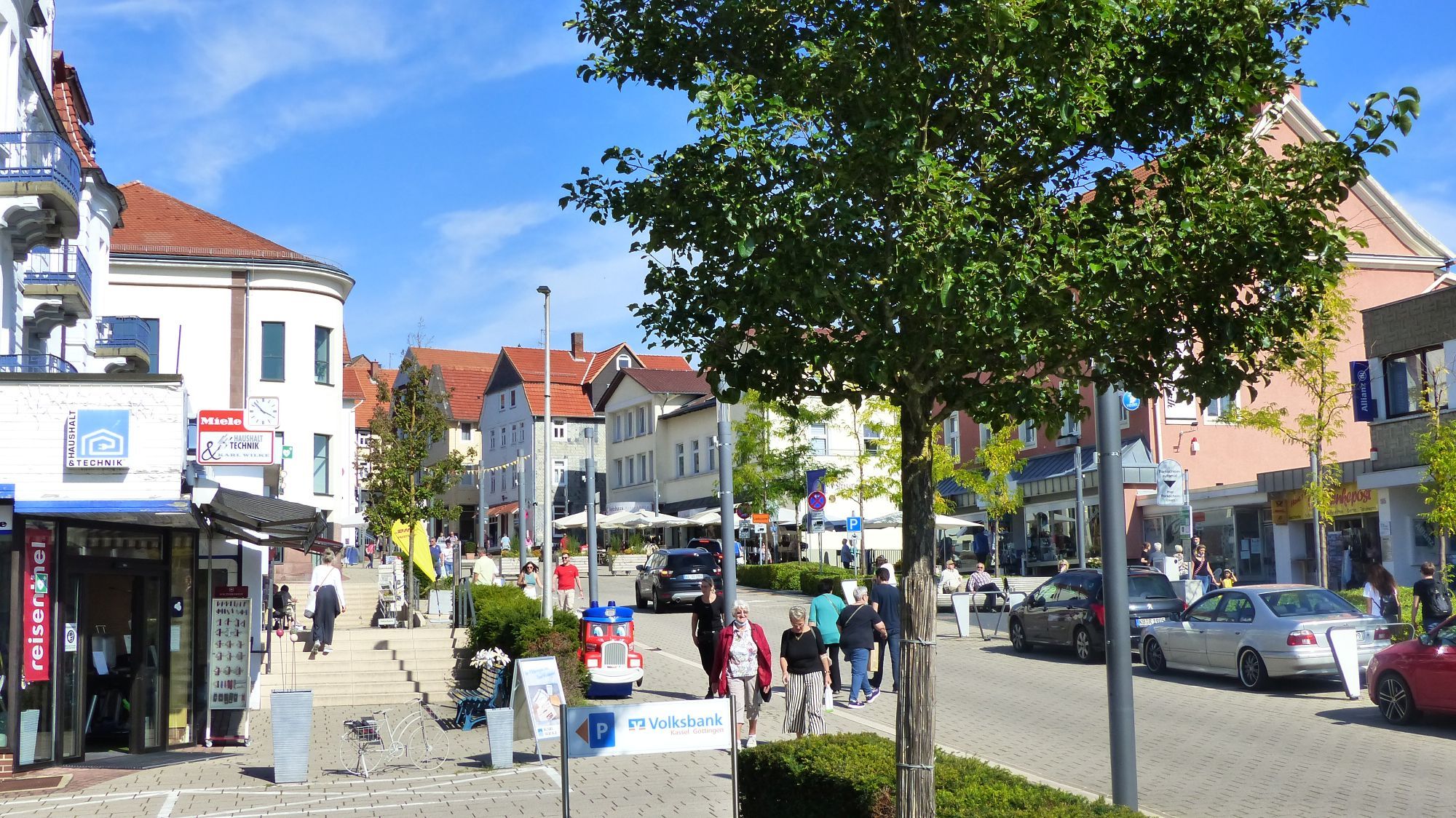 Brunnenstraße Bad Wildungen mit Geschäften und Menschen bei sonnigem Wetter.