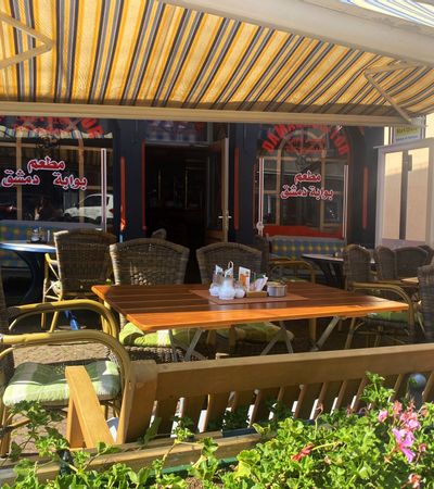 Außenansicht des Eingangsbereichs und der Terrasse des Restaurants Damaskus