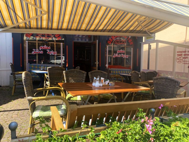 Außenansicht des Eingangsbereichs und der Terrasse des Restaurants Damaskus