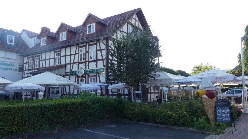 Blick auf den Außenbereich des Eiscafés La Luna in Bad Wildungen-Reinhardshausen
