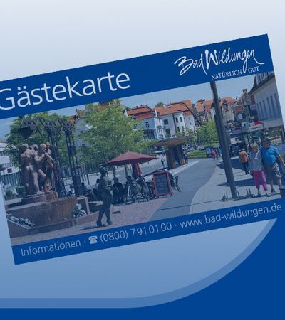 Die Bad Wildunger Gästekarte mit einem Bild von der Brunnenallee und den Kontaktinformationen darunter.