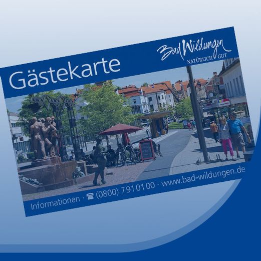 Die Bad Wildunger Gästekarte mit einem Bild von der Brunnenallee und den Kontaktinformationen darunter.