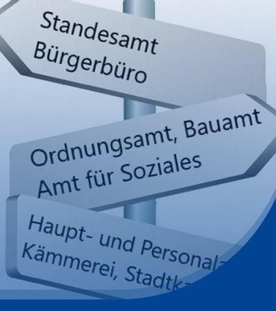 3 Schilder mit einer Spitze an einer Seite, die Aufschriften von Ämtern im Rathaus tragen