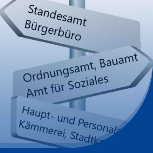 3 Schilder mit einer Spitze an einer Seite, die Aufschriften von Ämtern im Rathaus tragen