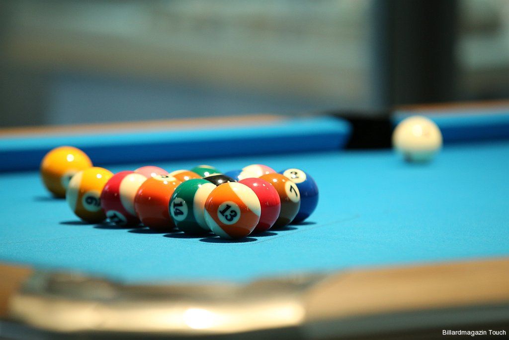 Billardkugeln auf Billardtisch