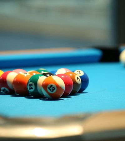 Billardkugeln auf Billardtisch