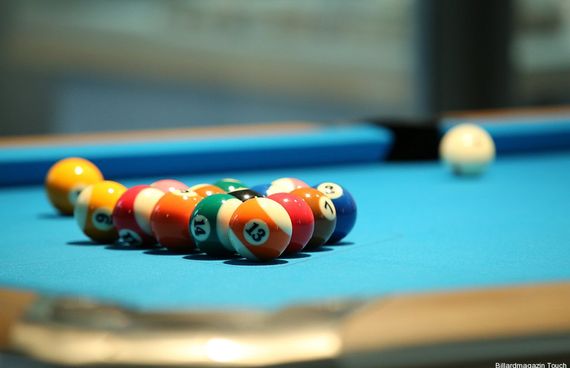 Billardkugeln auf Billardtisch