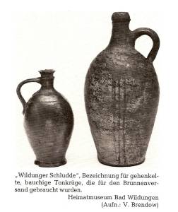 Die Brunnenkrüge "Wildunger Schludde". Bezeichnung für gehenkelte, bauchige Tonkrüge, die für den Brunnenversand gebraucht wurden.