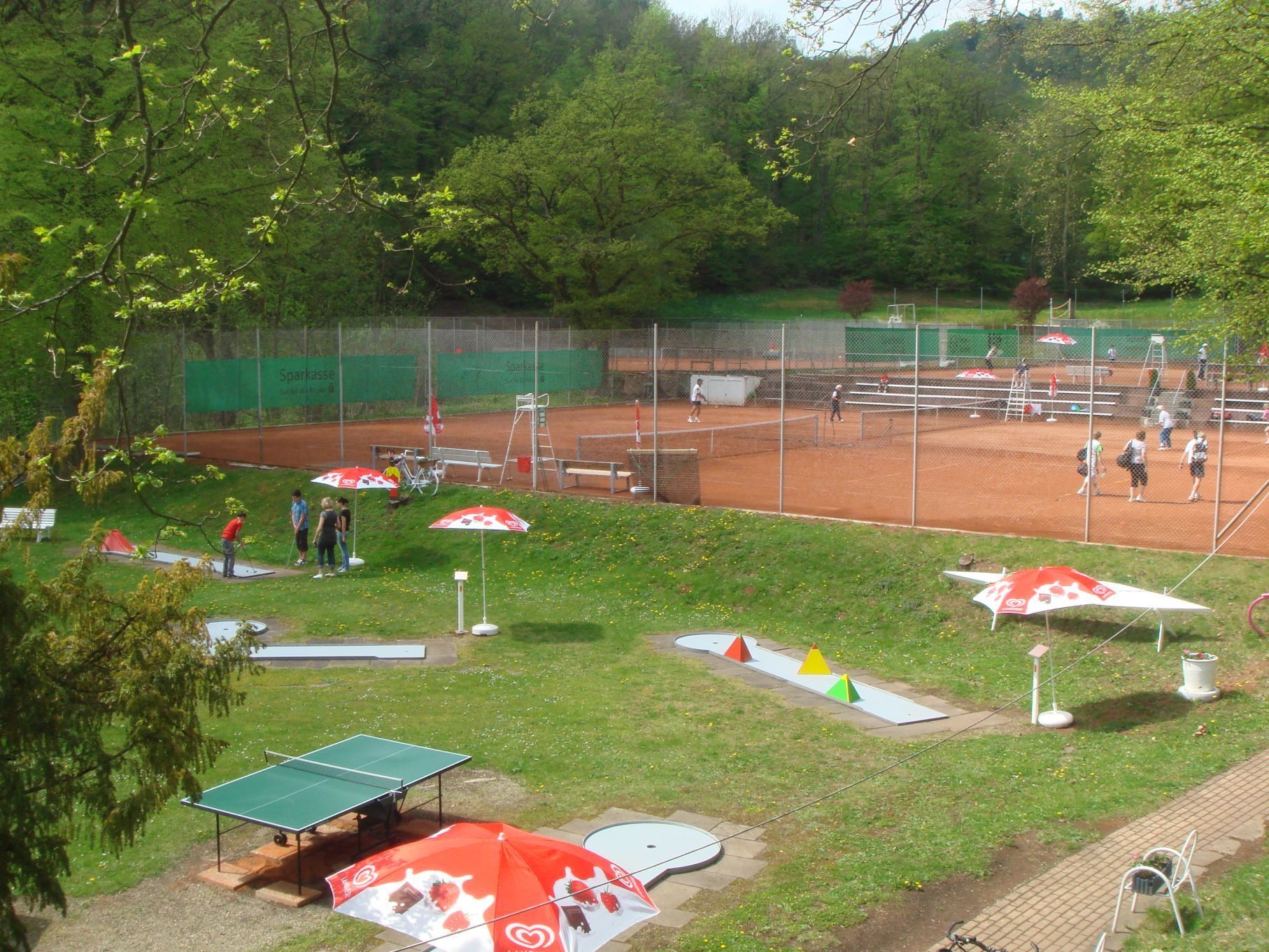 Gesamtanlage des Tennisclubs Bad Wildungen mit Tennisplatz, Tischtennisplatten und Golfanlage