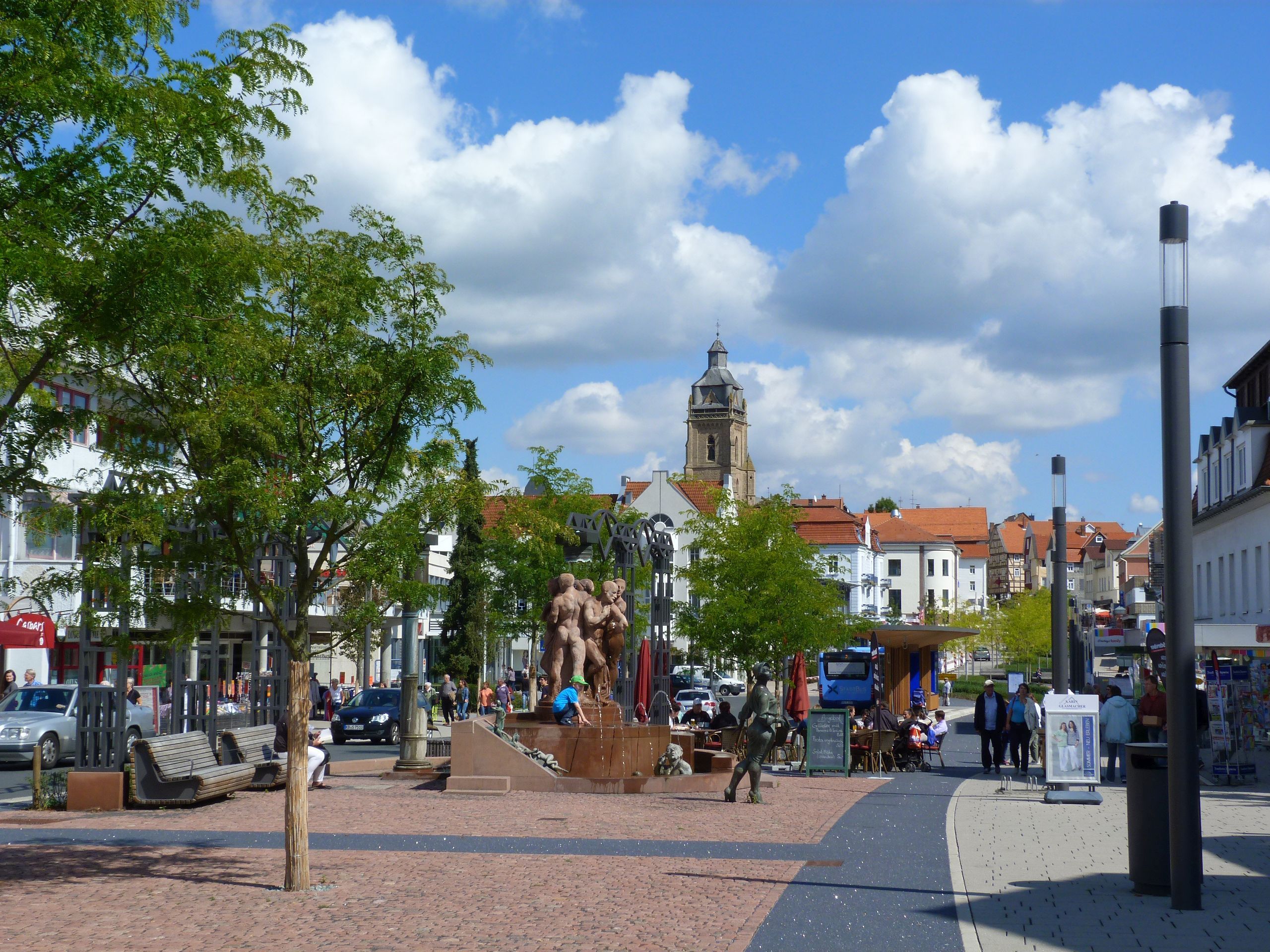 Blick auf den Kurschattenbrunnen mit der Altstadt und der Stadtkirche von Bad Wildungen im Hintergrund