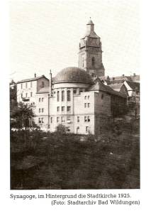 Blick auf die damalige Synagoge mit der Stadtkirche im Hintergrund in Bad Wildungen