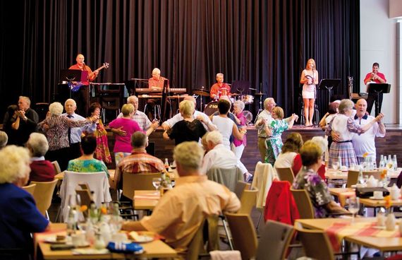 Tanztee in der Wandelhalle Bad Wildungen. Menschen tanzen zur Musik des Bad Wildunger Kurorchesters.
