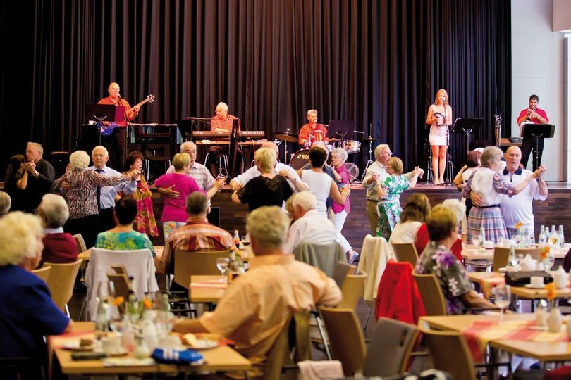 Tanztee in der Wandelhalle Bad Wildungen. Menschen tanzen zur Musik des Bad Wildunger Kurorchesters.